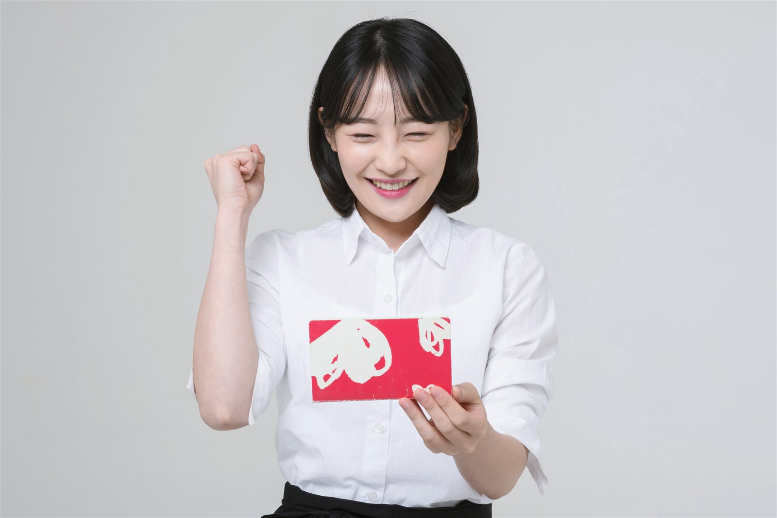 통장을 들고 자산형성을 준비하는 모습