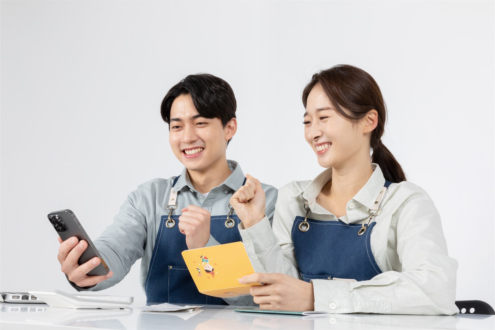 자활기업 운영자가 함께 사업을 살펴보는 모습