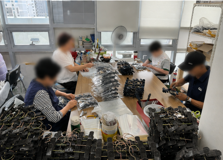디딤돌 사업단 제품 조립 활동 모습