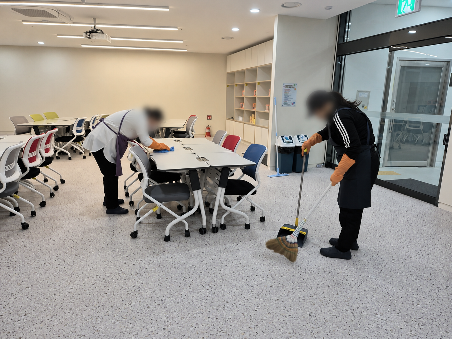 학교도우미 사업단의 학교 시설 청소 활동 모습