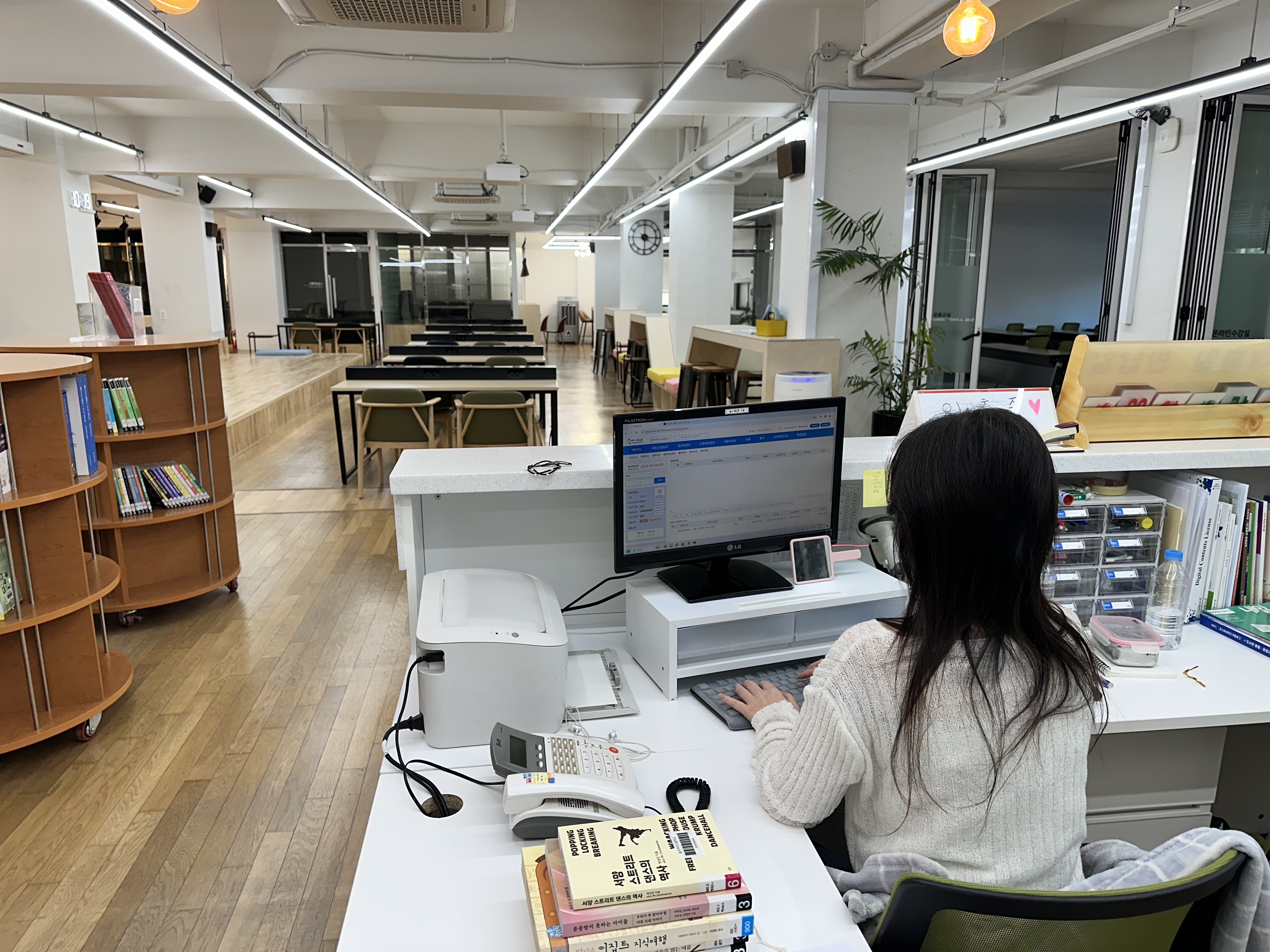 학교도우미 사업단의 도서관 업무 지원 모습