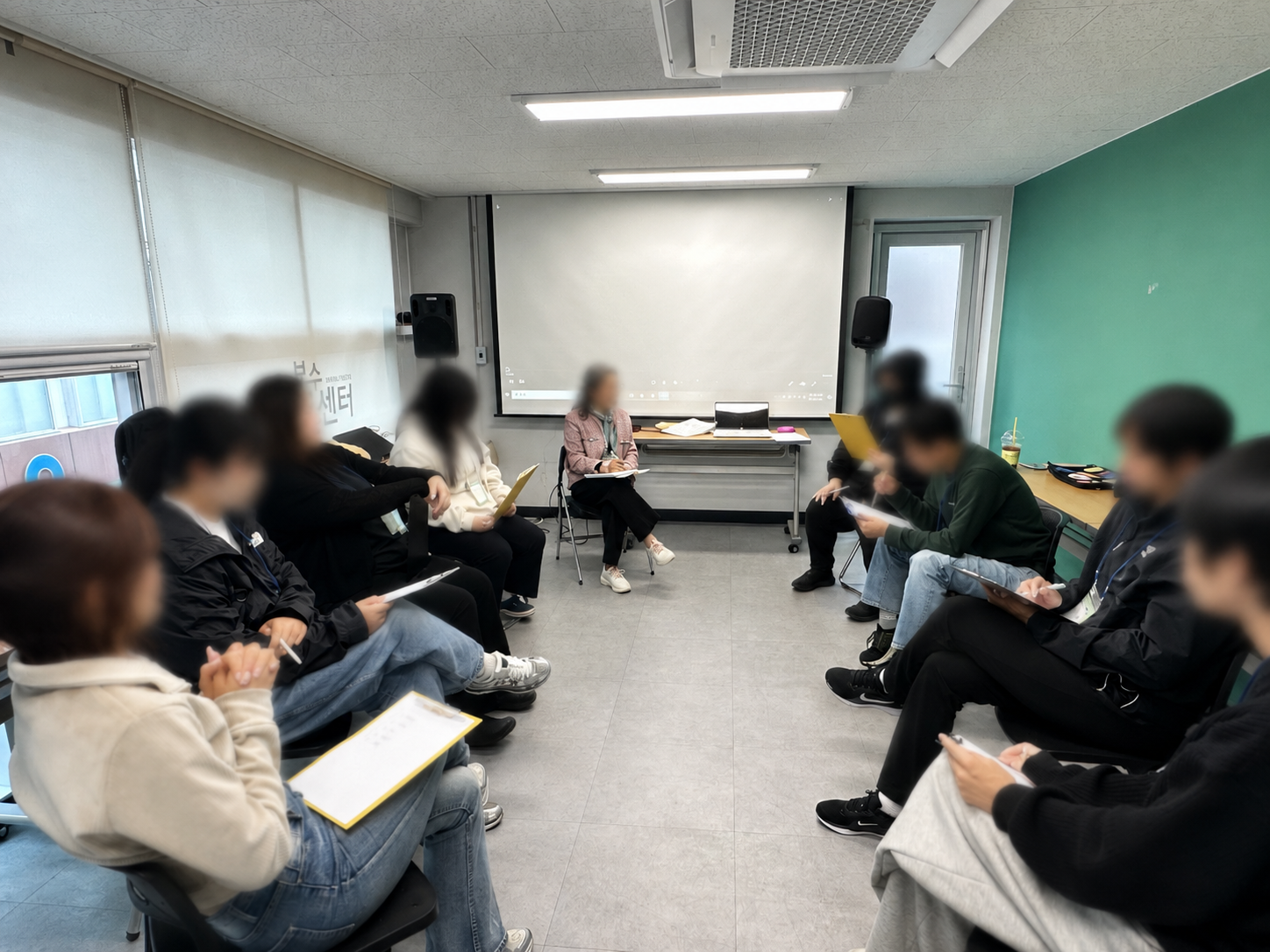 청년자립도전자활사업 참여 청년들이 원형으로 둘러앉아 교육받는 모습
